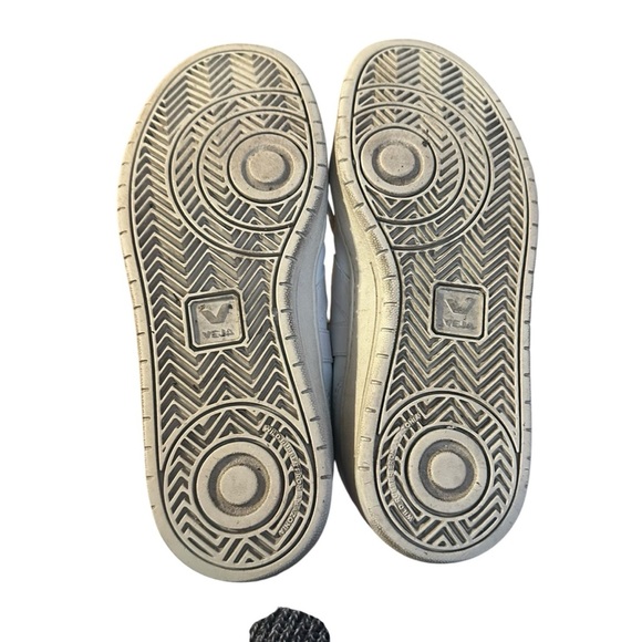 Veja V-10 Sneaker in White Size 8 - Picture 5 of 5